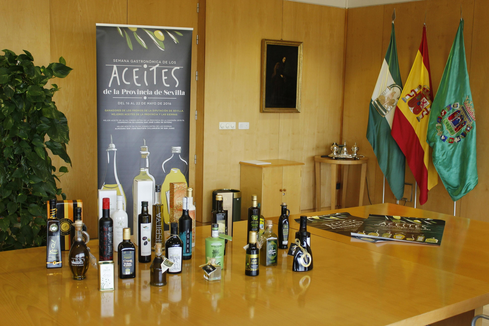 Villalobos junto a los representantes de los aceites premiados: José Benítez, Eduardo Pérez y Javier Ruiz.