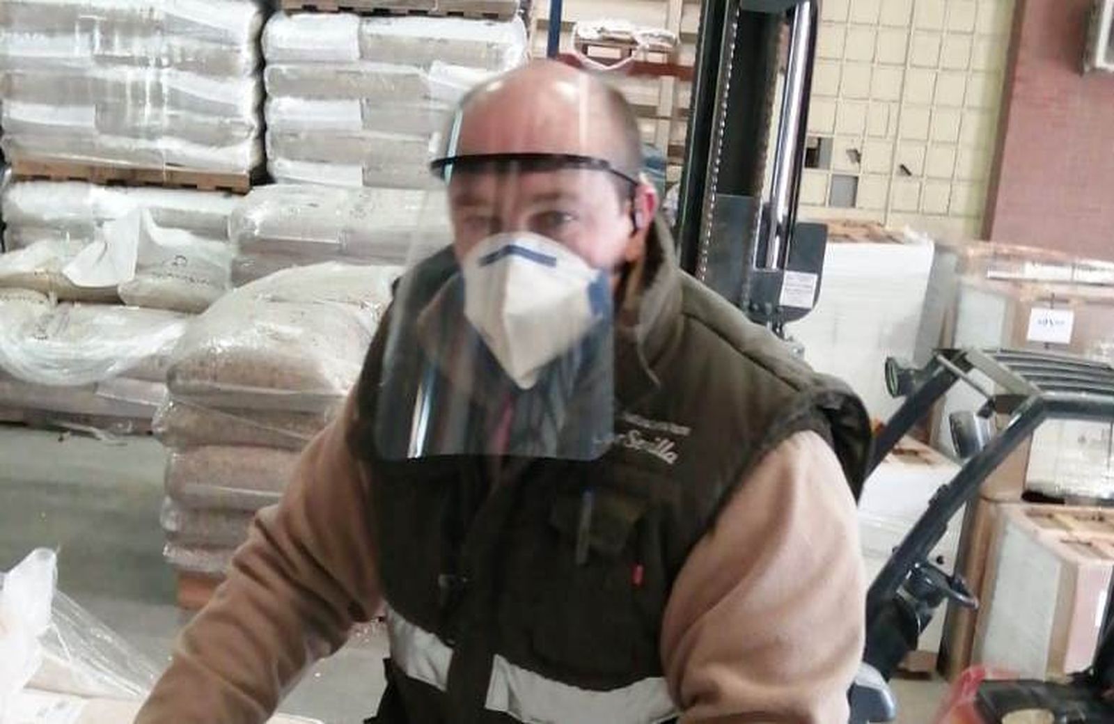 Personal de CorSevilla trabajando con mascarillas y pantallas de protección.