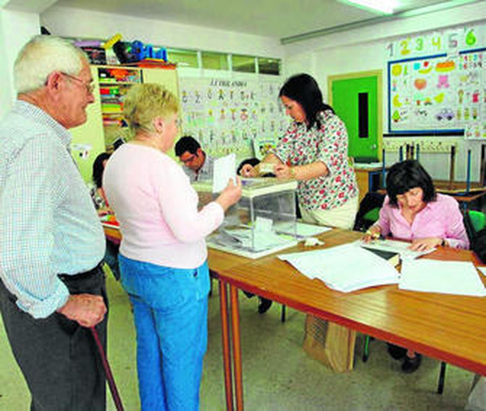 Dos personas hacen cola en una mesa electoral, el pasado domingo en San Roque.