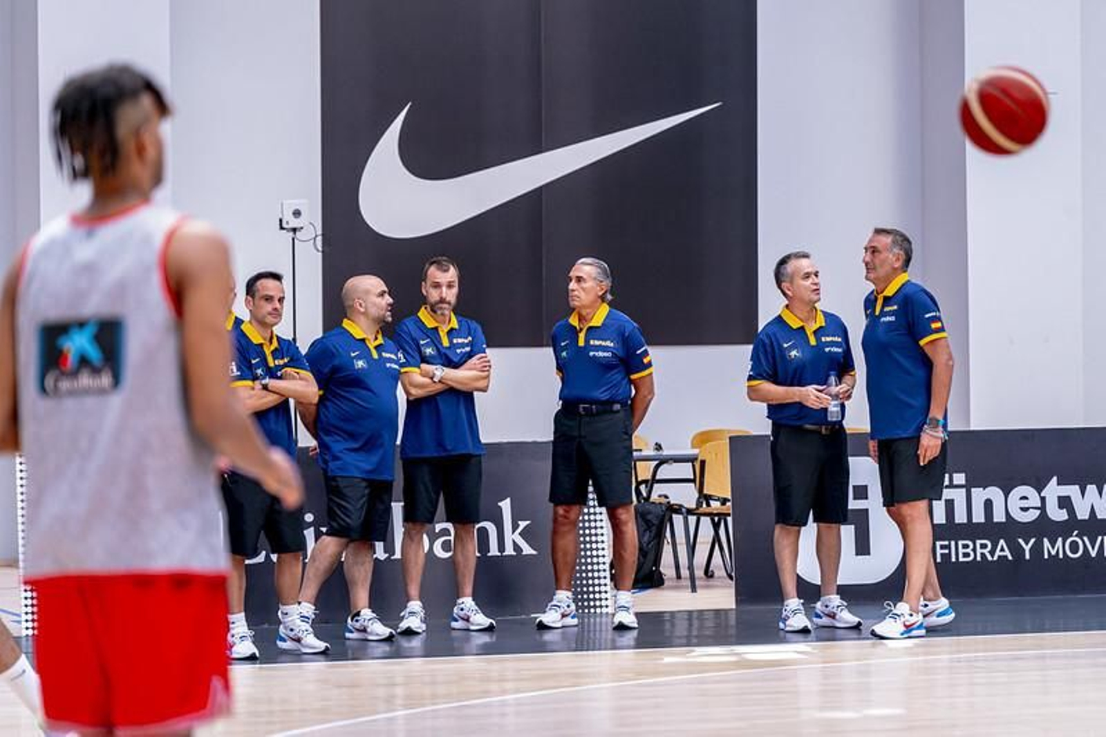 Las imágenes del primer entrenamiento de España, con Alberto Díaz