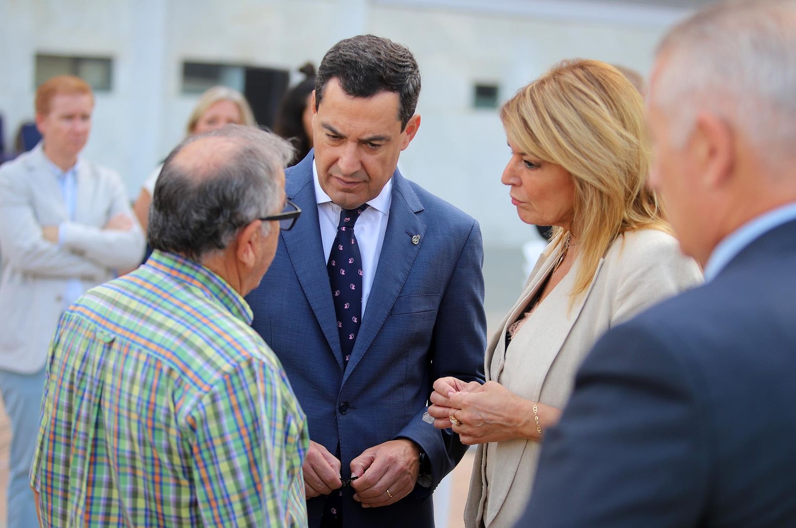 Imágenes de la visita de Juanma Moreno a la promoción de viviendas "Pescadería" en Huelva