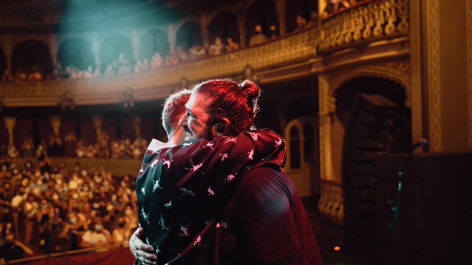 Antonio Orozco abraza a Álvaro García en el Falla.