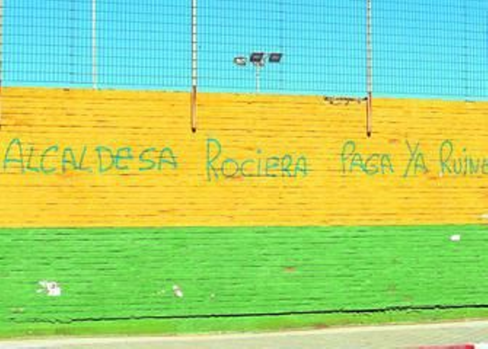 Una de las pintadas que aparecieron ayer en la Ciudad Deportiva de La Línea.