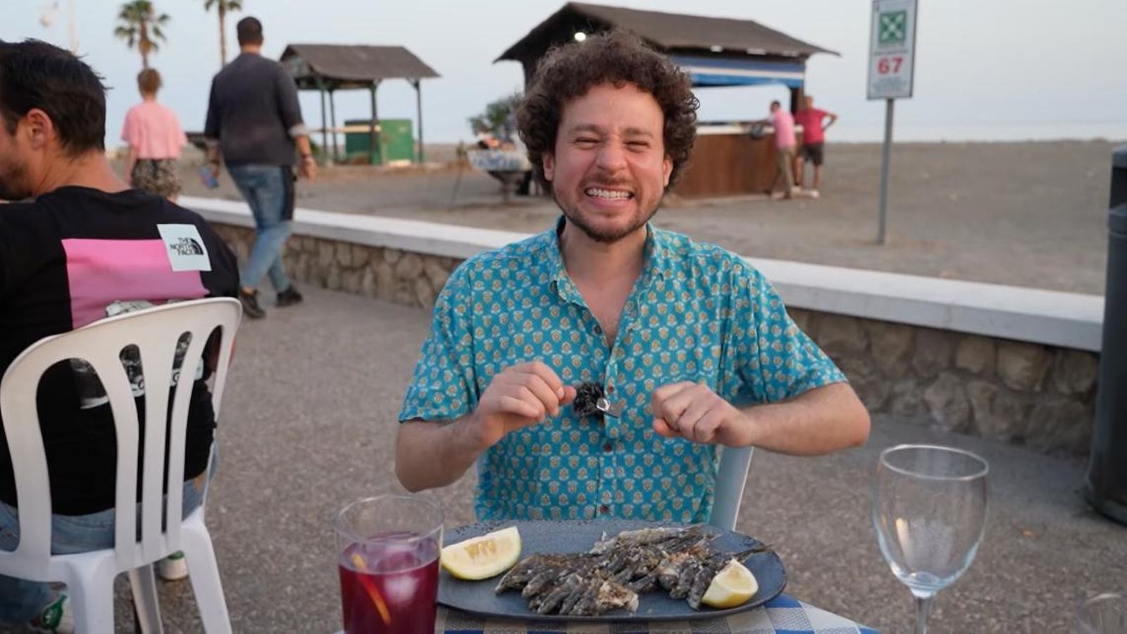 Luisito Comunica, antes de probar los espetos.