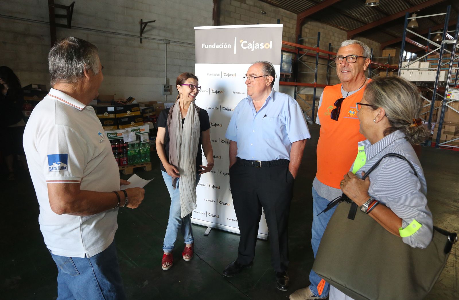 Las imágenes del Reparto de alimentos a entidades sociales del Banco de Alimentos y la Fundación Cajasol