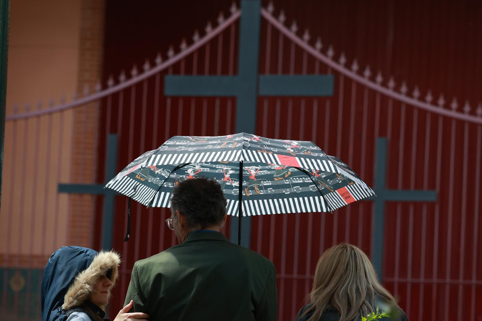 Cofrades comienzan a reunirse en la entrada de la procesión de Rocío de Málaga Cofrades comienzan a reunirse en la entrada de la procesión de Rocío de Málaga