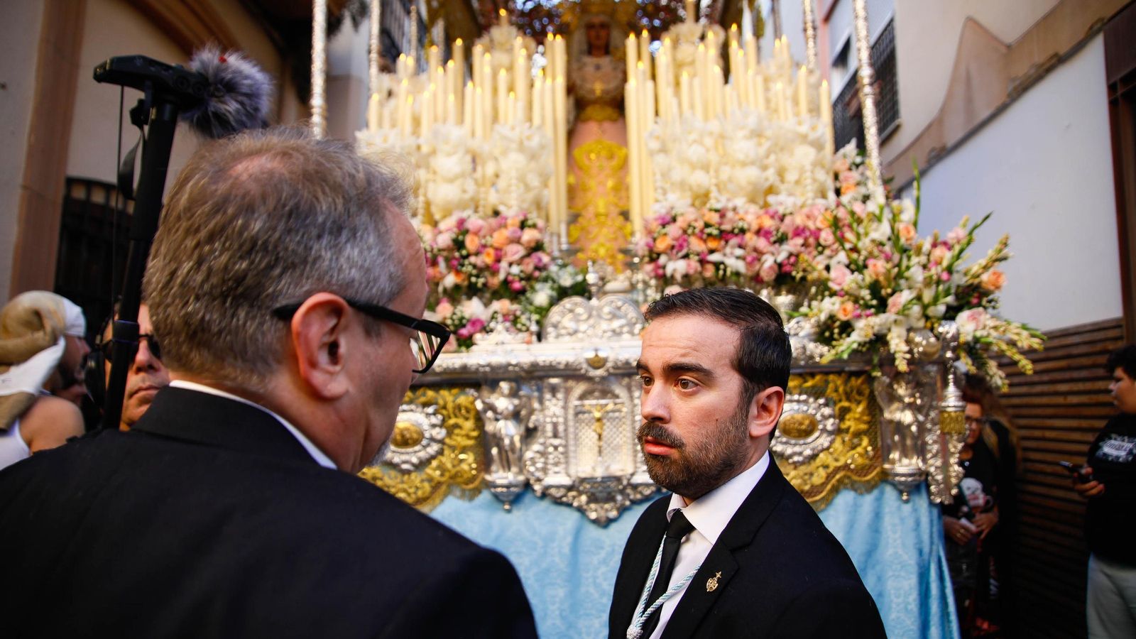 Vea la salida de la Hermandad de Los Ángeles de la Catedral de Almería