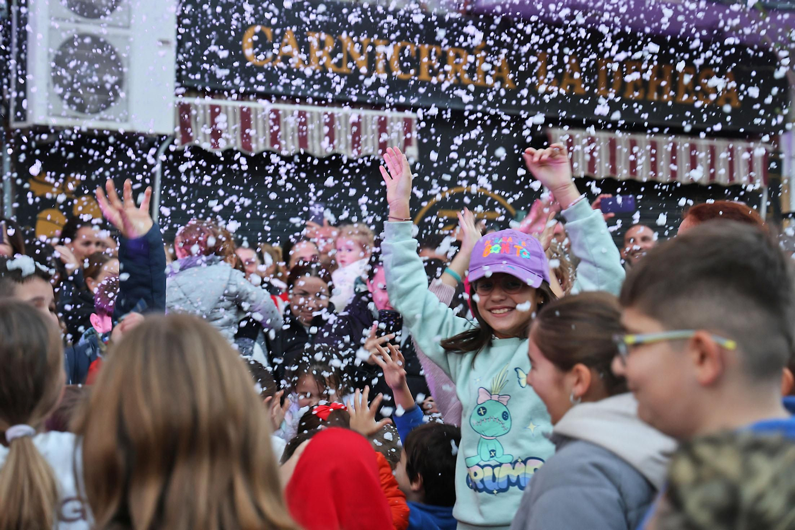 Una sorprendente nevada llena de alegría el barrio de Las Colonias