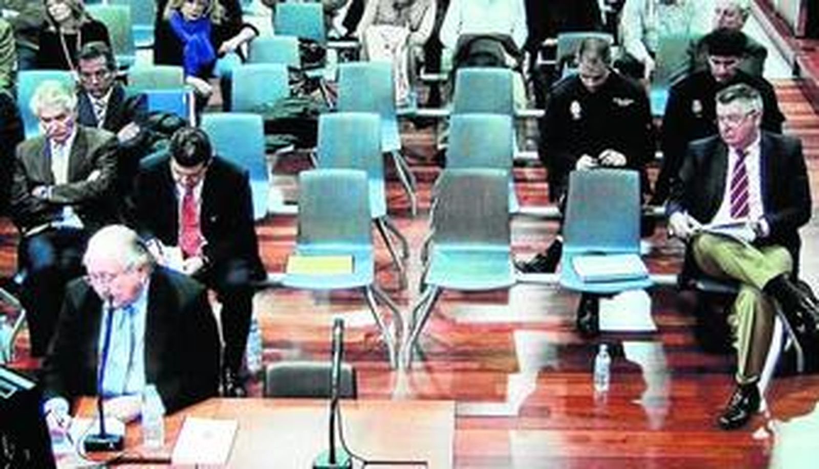 Carlos Sánchez durante su declaración. Detrás Juan Antonio Roca (dcha.) y Andrés Liétor (centro), ambos tomando notas.