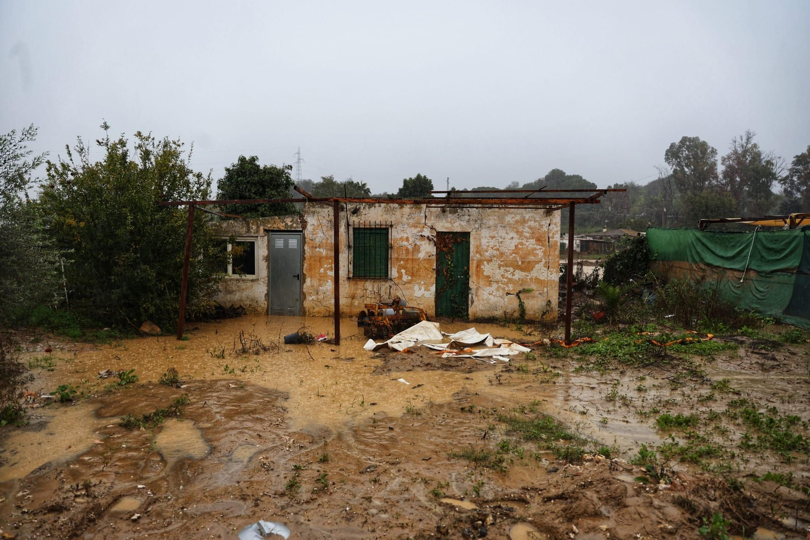 Una casa de Cártama llena de barro de las lluvias anteriores.