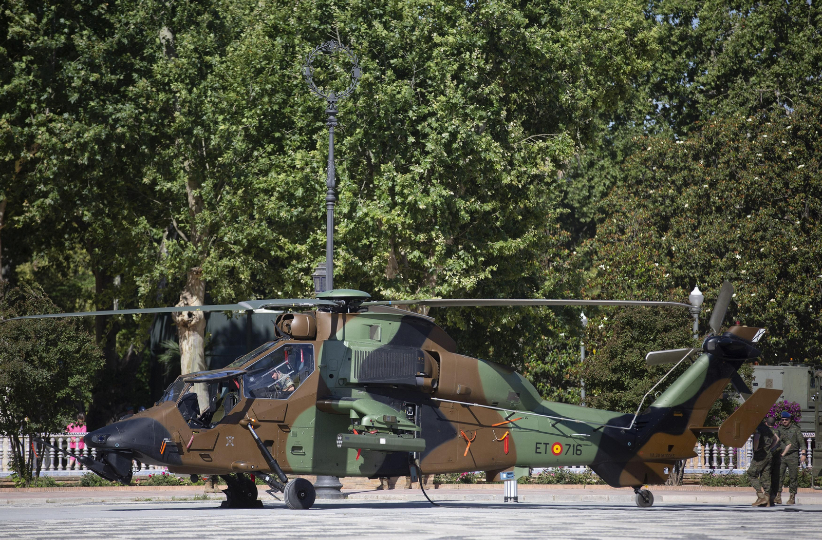 Montaje de la Exposición Estática de las Fuerzas Armadas en el parque de María Luisa