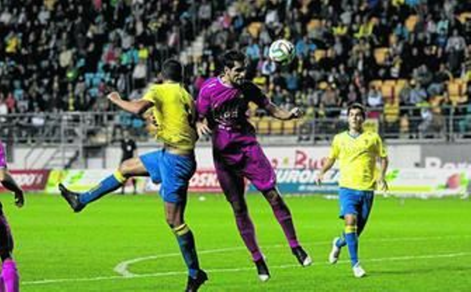 Galindo, al fondo, atento a una acción de ataque del Cádiz durante los minutos que estuvo sobre el césped en su estreno liguero.