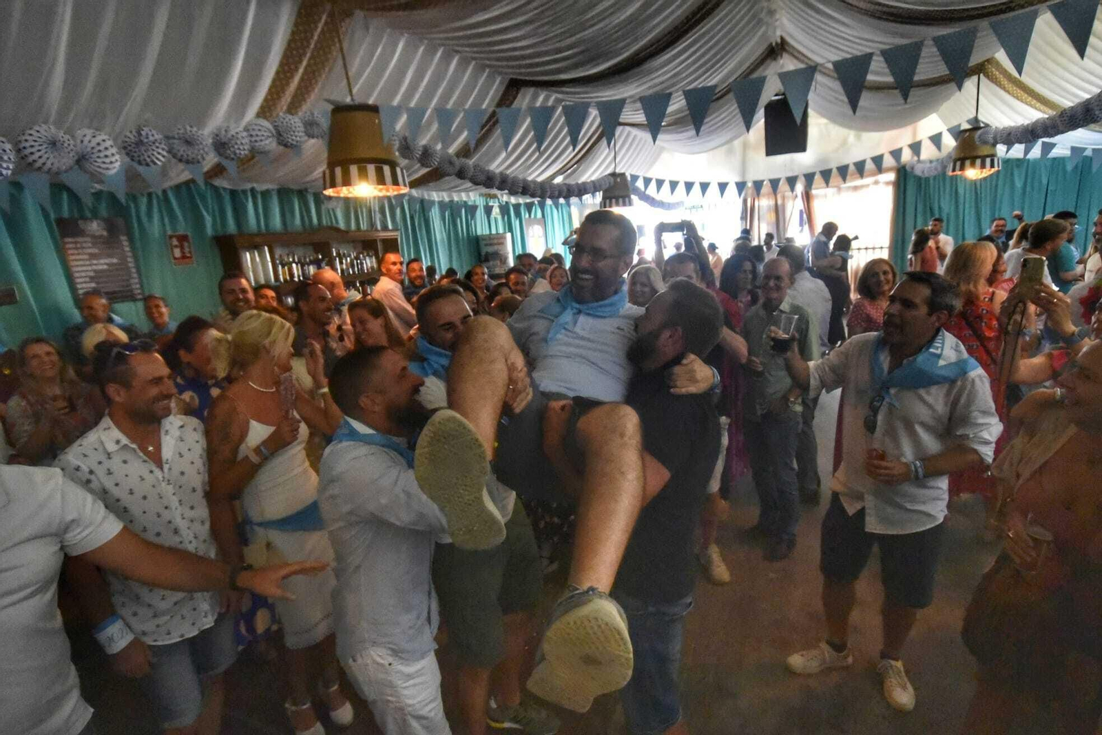Juan Franco es manteado tras declararse la independencia de La Línea en la caseta Pudín Dadá. Juan Franco es manteado tras declararse la independencia de La Línea en la caseta Pudín Dadá.