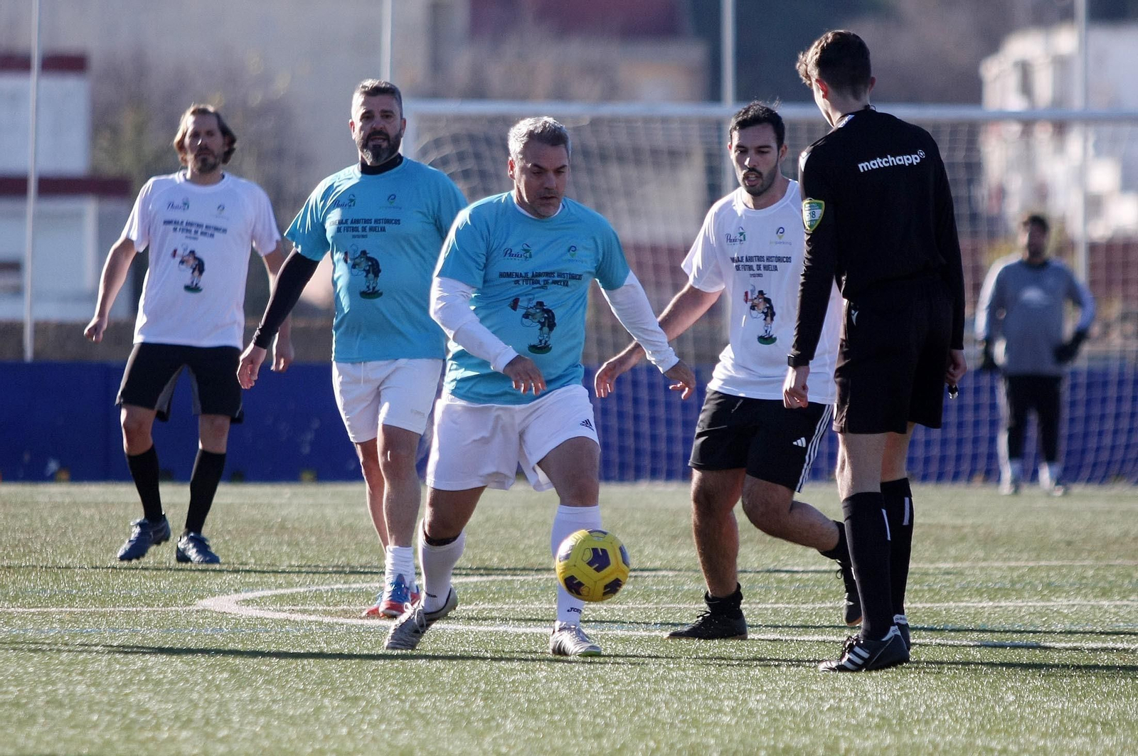 Imágenes del partido homenaje a los árbitros históricos de fútbol de Huelva