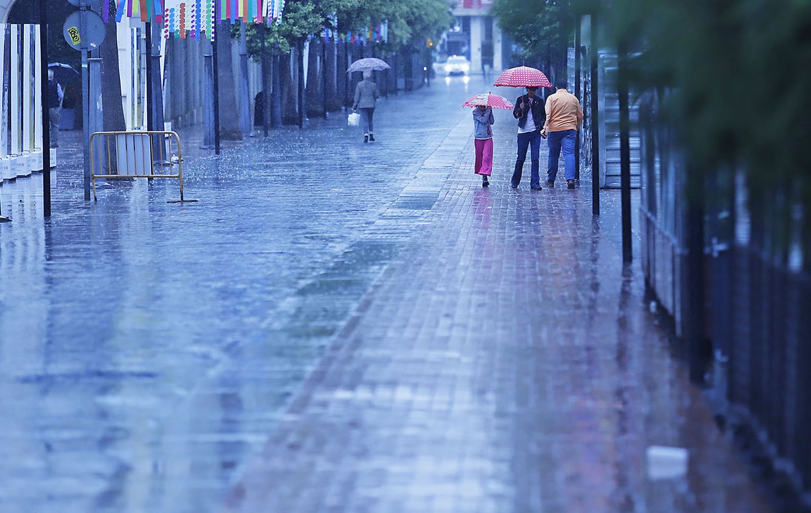 Imágenes de la mañana lluviosa de domingo en Huelva