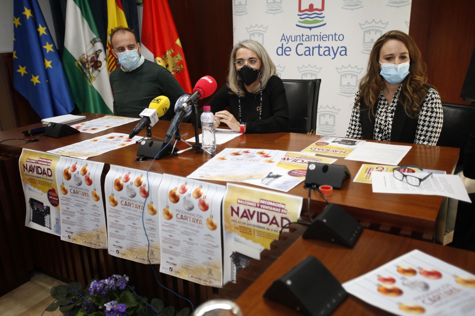 La alcaldesa de Cartaya, en el centro, junto a los concejales de Desarrollo Local y de Festejos, en la presentación del programa