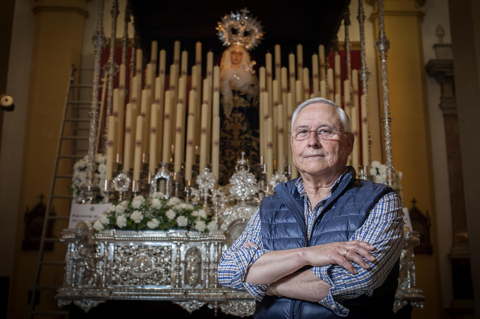 José Coto Rodríguez, delante del paso de palio de la Virgen de la Trinidad, ya prácticamente listo para esta tarde.