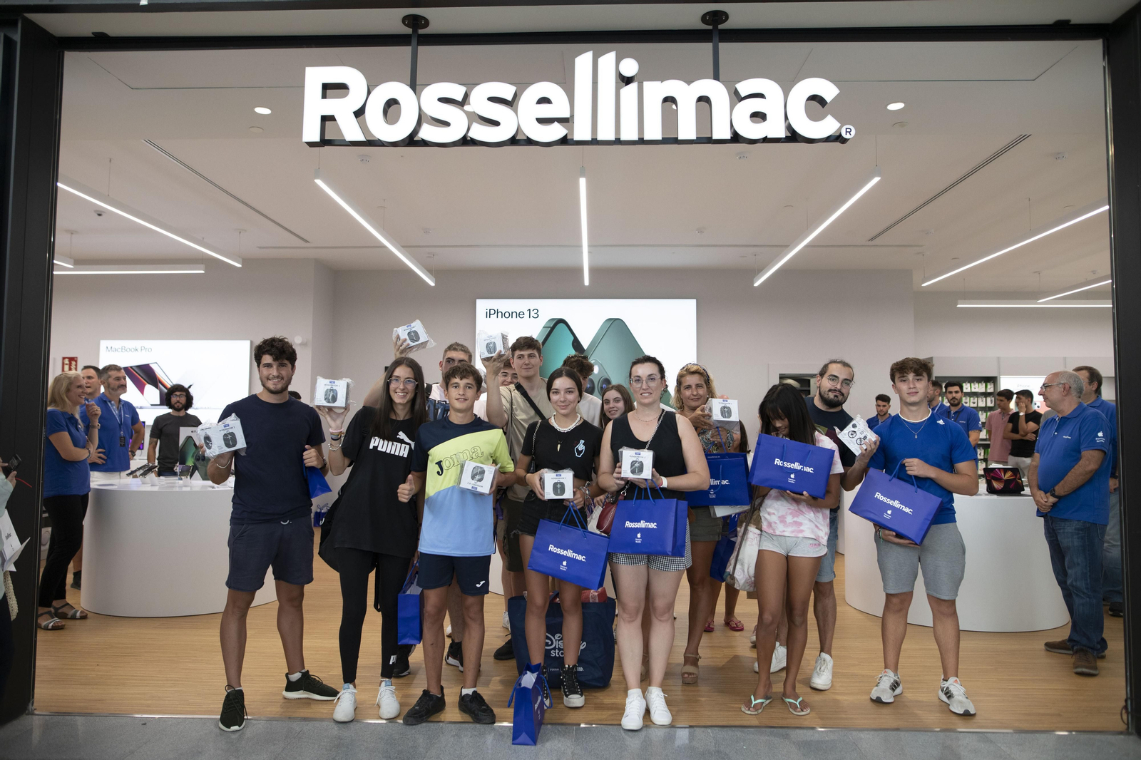 Las primeras 20 personas en entrar a la tienda se llevaron un altavoz de regalo.