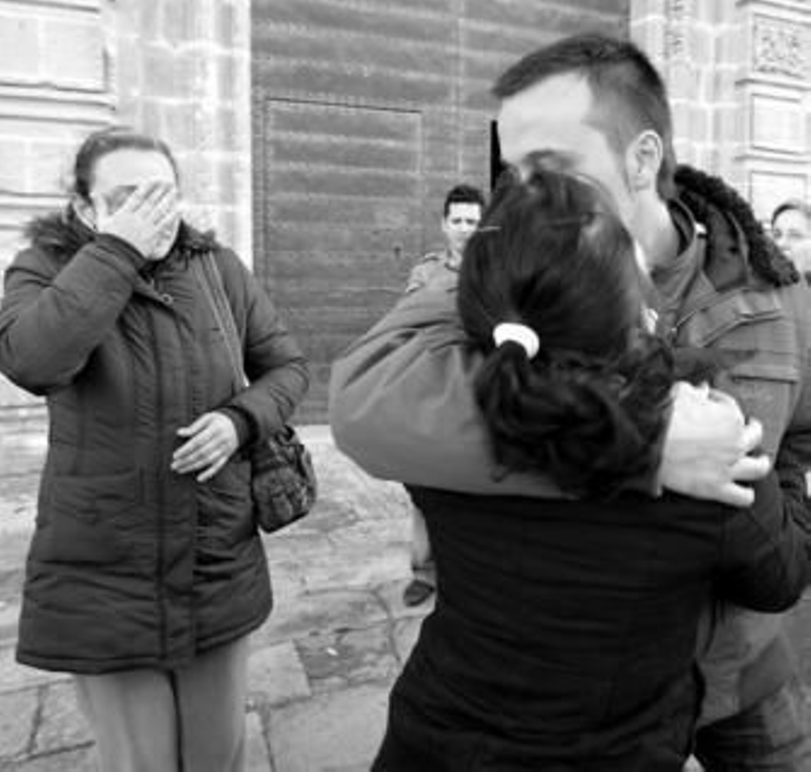 Abrazos y lágrimas cuando los despedidos abandonaron el martes la Catedral tras ser readmitidos.