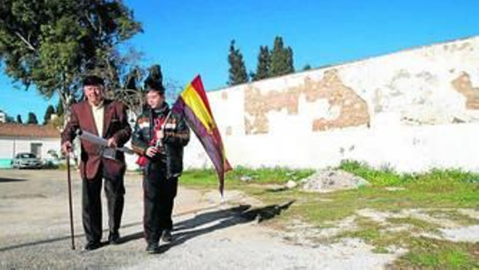 Momento en el que se leyó ayer un manifiesto en recuerdo de las víctimas republicanas en la puerta del cementerio San Rafael.