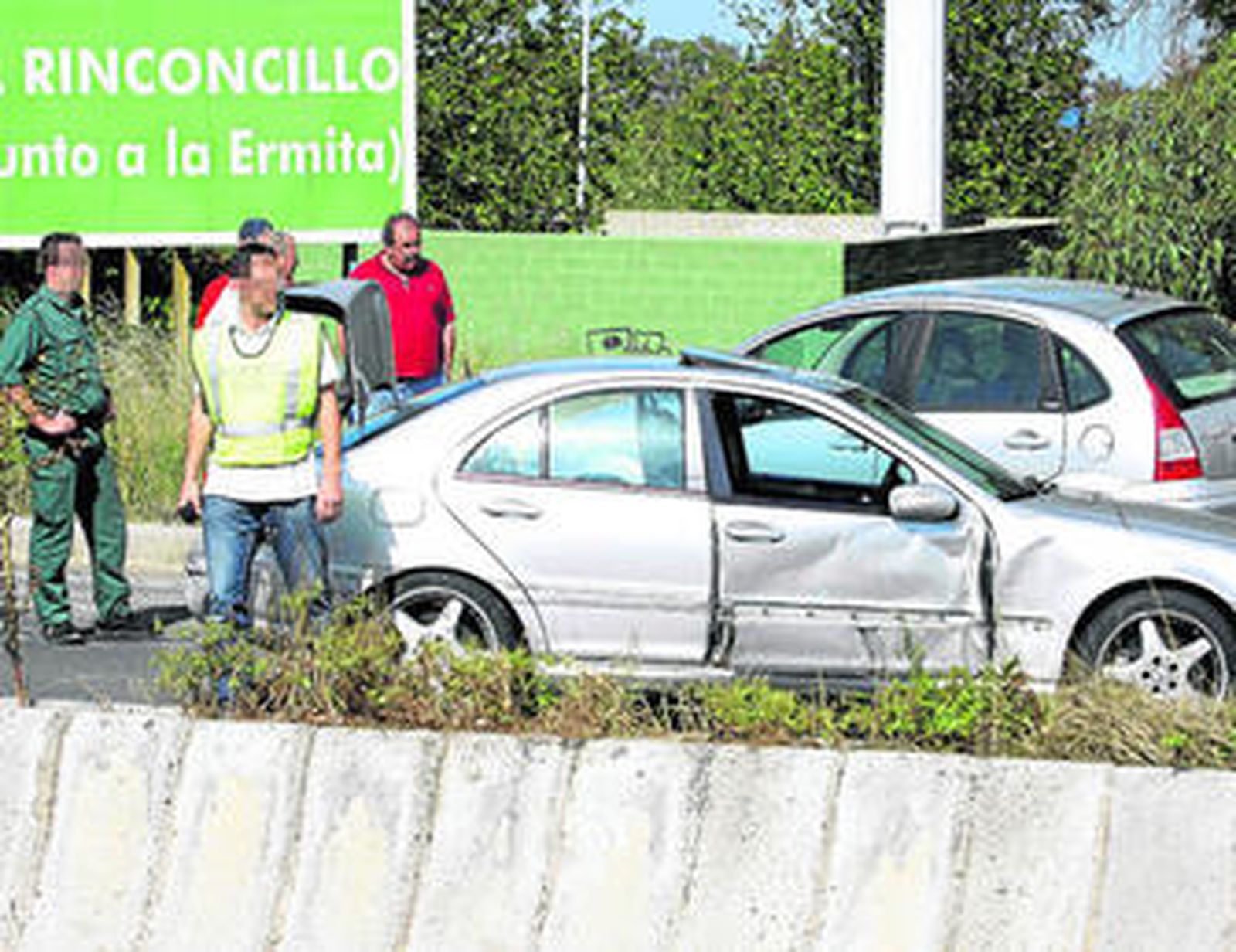 Agentes de la Guardia Civil observan el vehículo del que los arrestados huyeron a pie.