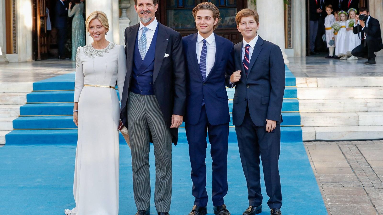 Pablo de Grecia y Marie Chantal, con dos de sus hijos. Pablo de Grecia y Marie Chantal, con dos de sus hijos.