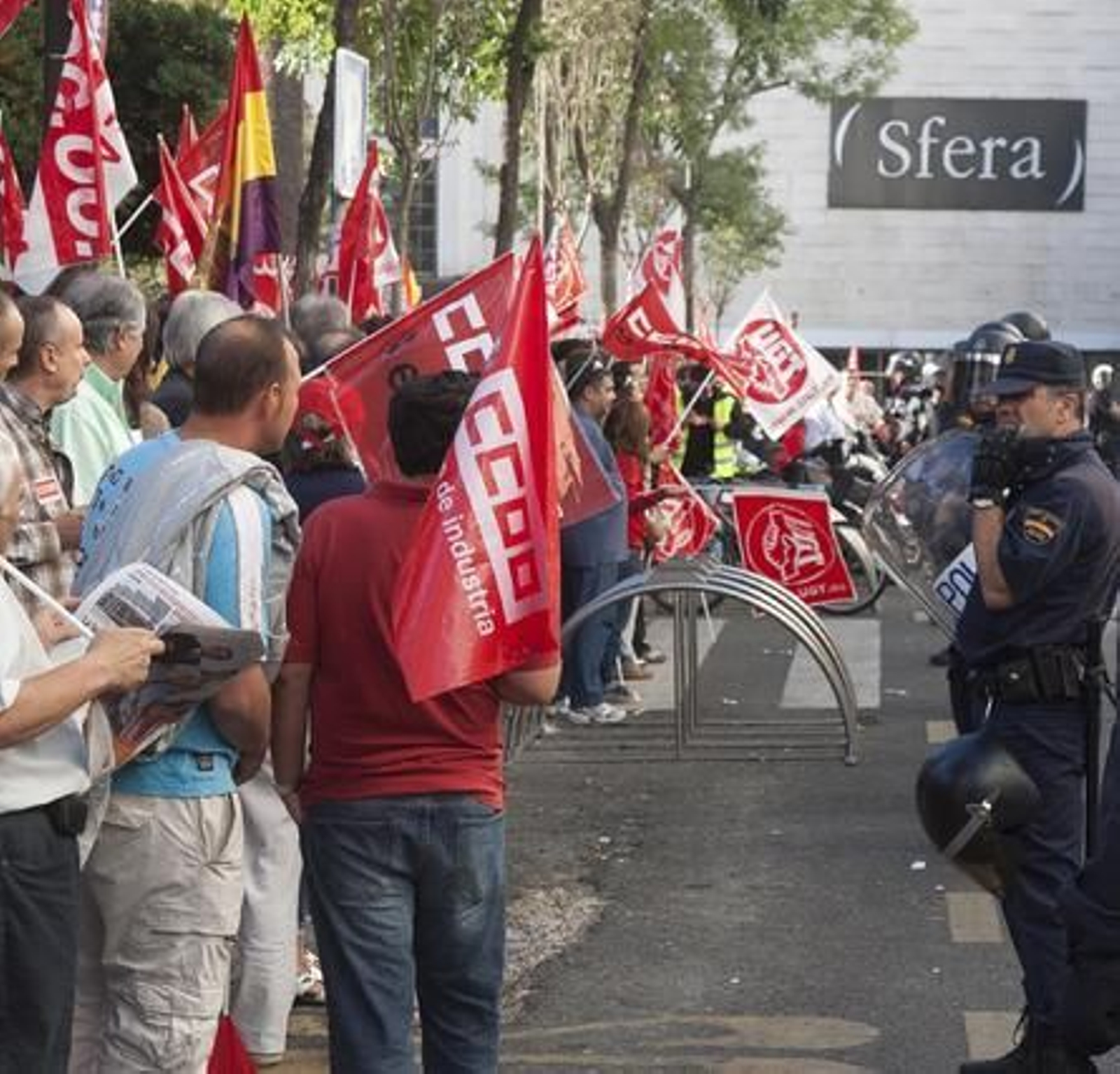 La Policía protege a los comercios abiertos.

Foto: Jaime Martínez