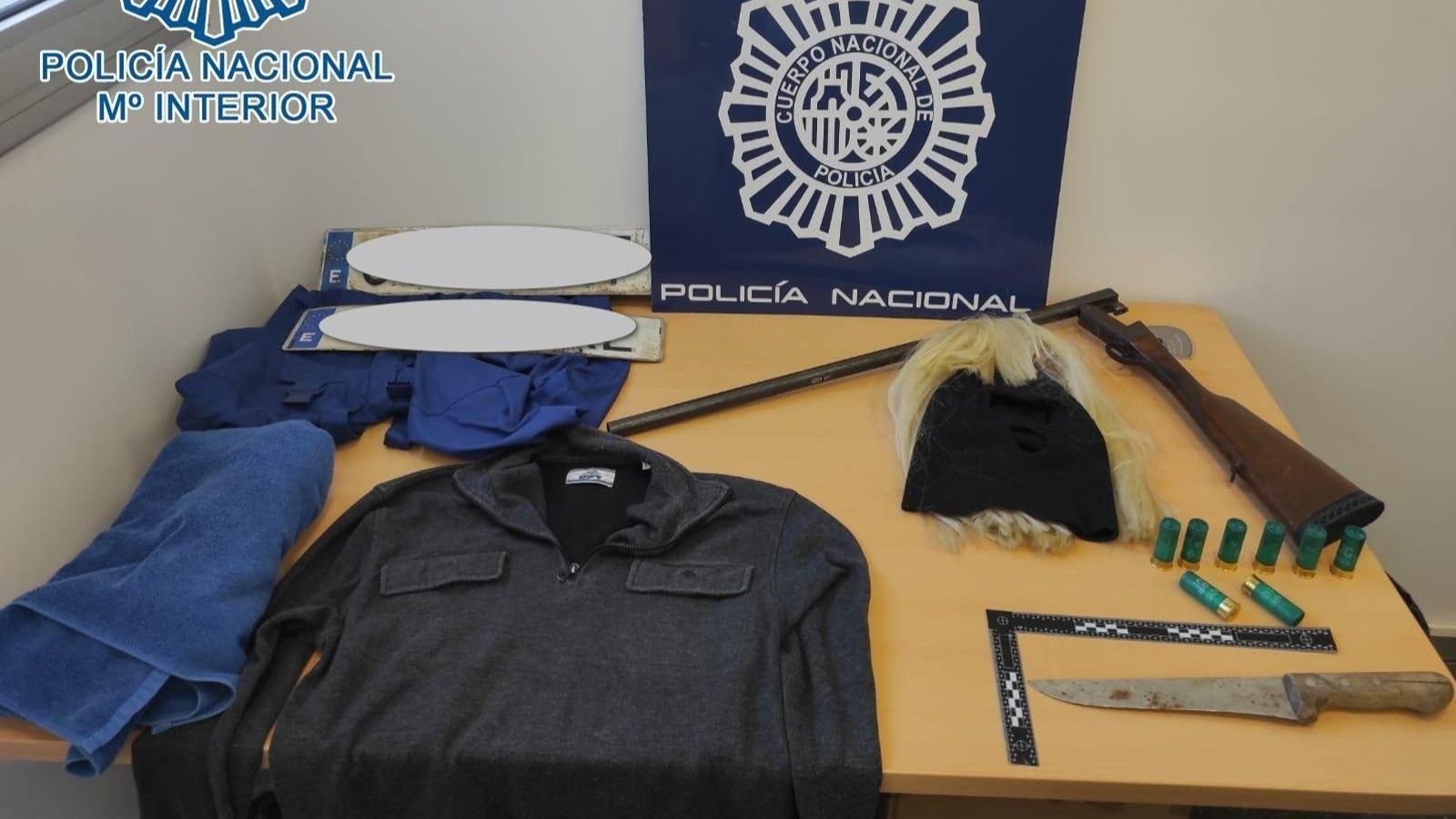 Los objetos que tenía el amante cuando fue detenido: un pasamontañas, una escopeta, un cuchillo y una peluca rubia.