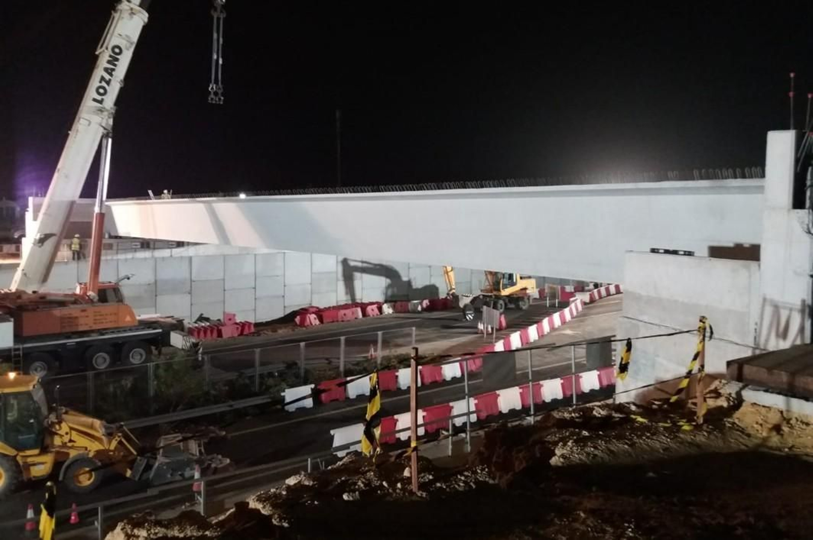 Instalación de las vigas de la estructura de la A-392, Alcalá-Dos Hermanas, que salva la autovía Sevilla-Utrera.