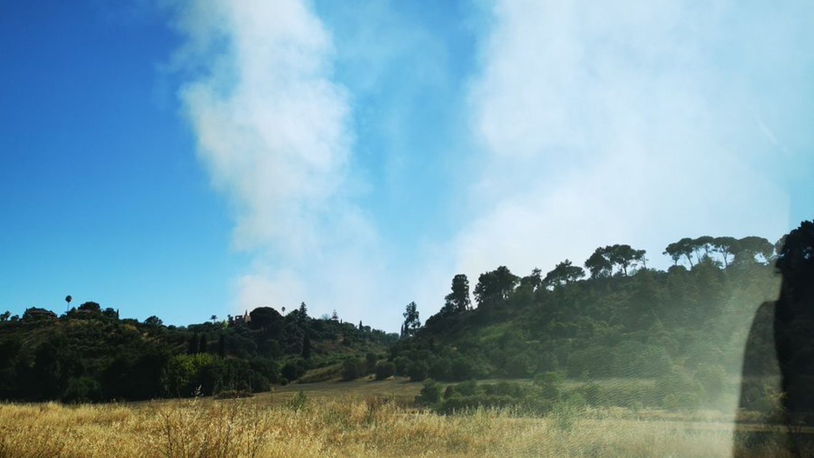 Columnas de humo, en una imagen distribuida por las redes sociales de la Policía Local de San Juan.