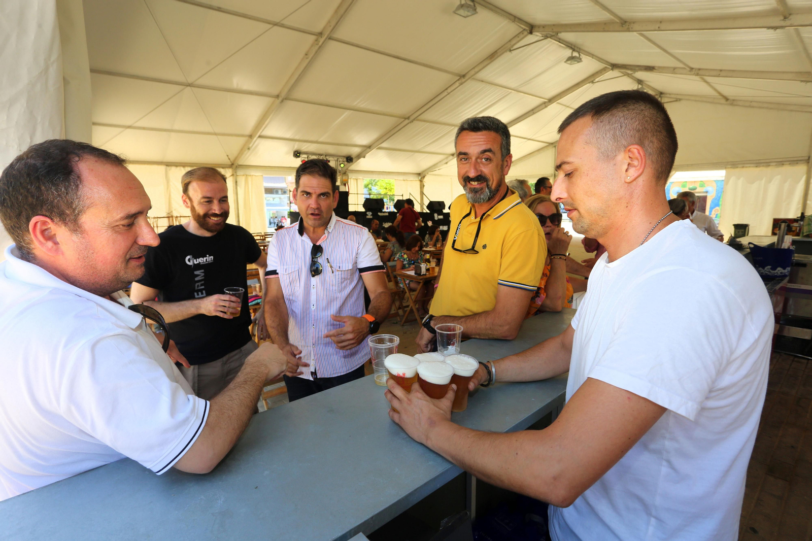 Imágenes del ambiente de Jueves en las Colombinas de día de Isla Chica