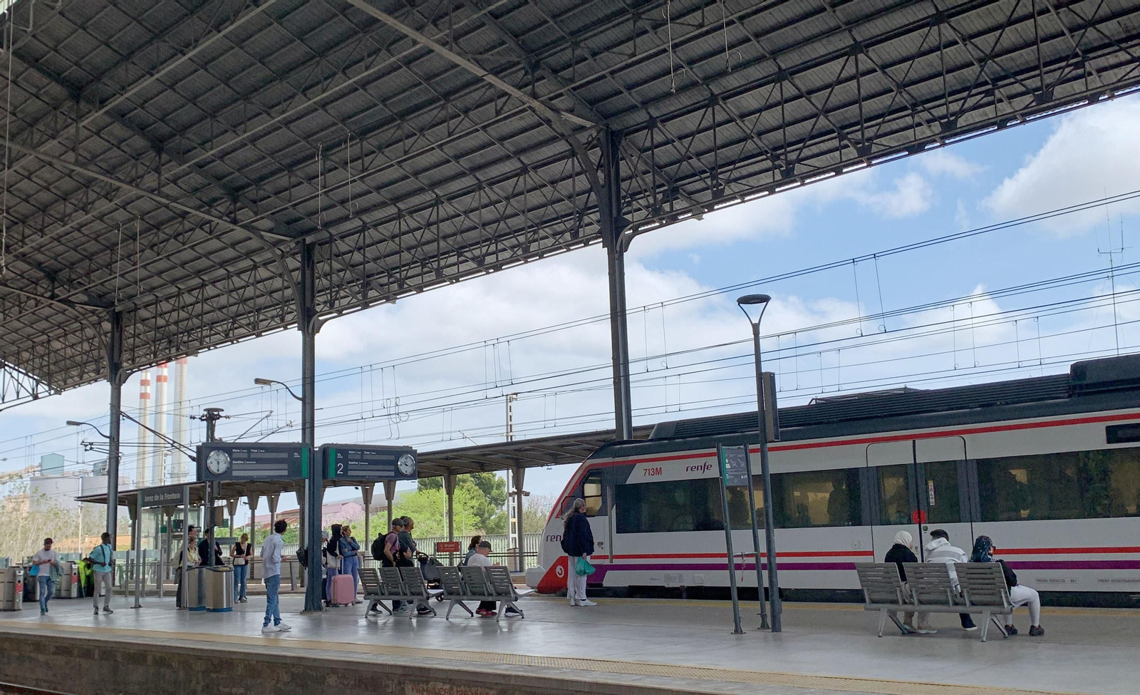 Pasajeros esperando a un tren de Cercanías en la estación de Jerez a mediodía de este martes. Pasajeros esperando a un tren de Cercanías en la estación de Jerez a mediodía de este martes.