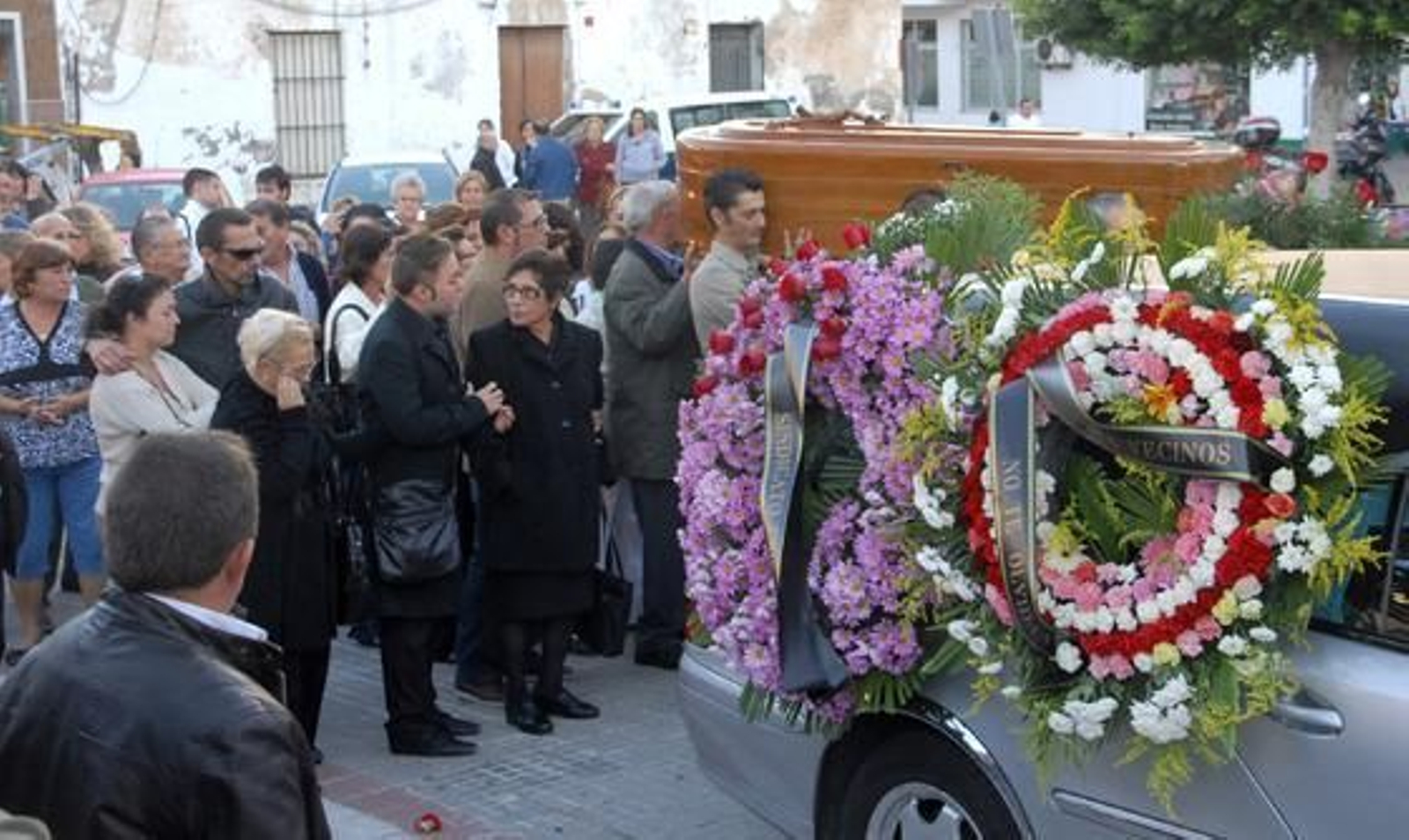Amigos y familiares dan su último adiós al funcionario del Ayuntamiento isleño Manuel Pereira Fontao, asesinado el sábado.

Foto: Rioja