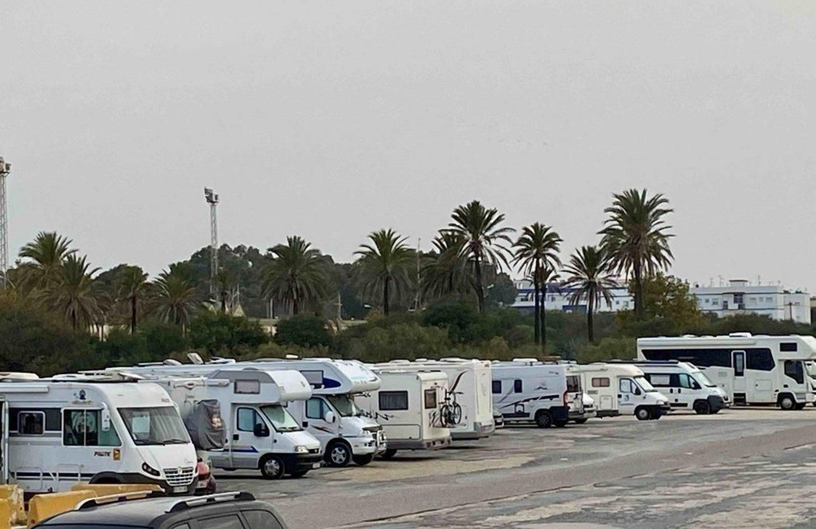 Imagen de un grupo de autocaravanas estacionadas en la Playa de La Puntilla en El Puerto.