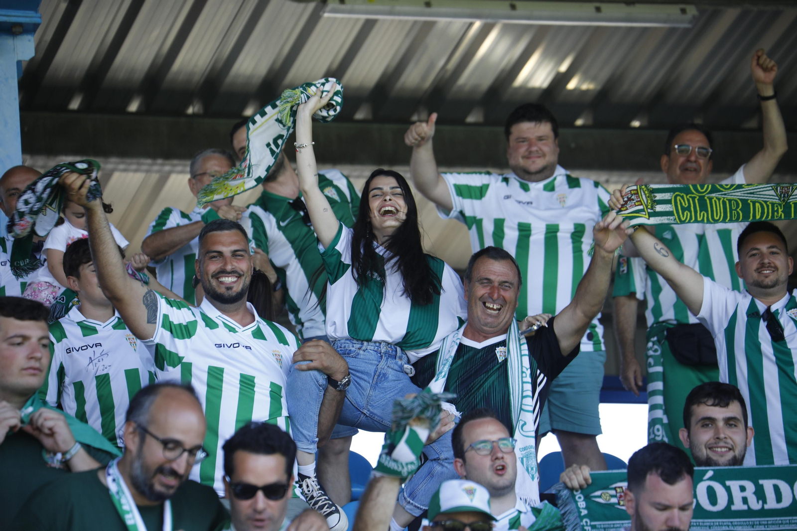 Las mejores fotos de la afición del Córdoba CF en el partido ante la Ponferradina en El Toralín Las mejores fotos de la afición del Córdoba CF en el partido ante la Ponferradina en El Toralín