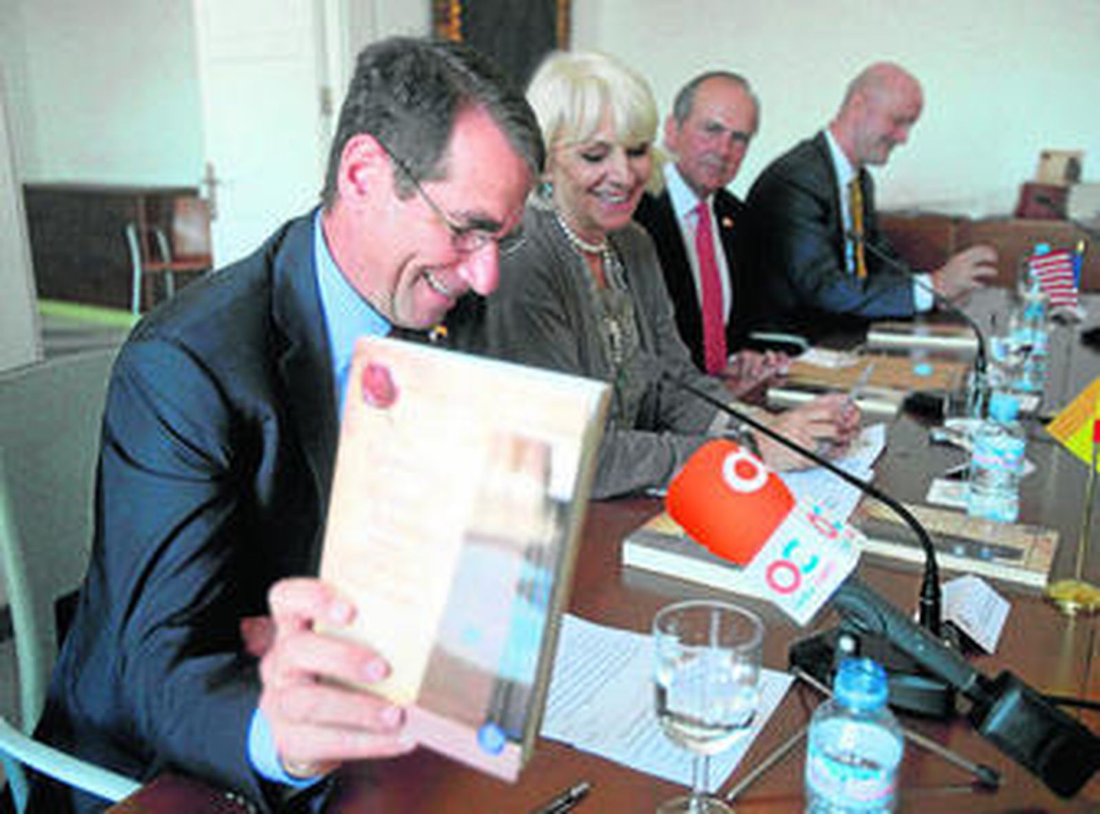 El embajador de EEUU en España sostiene el libro, durante la presentación.