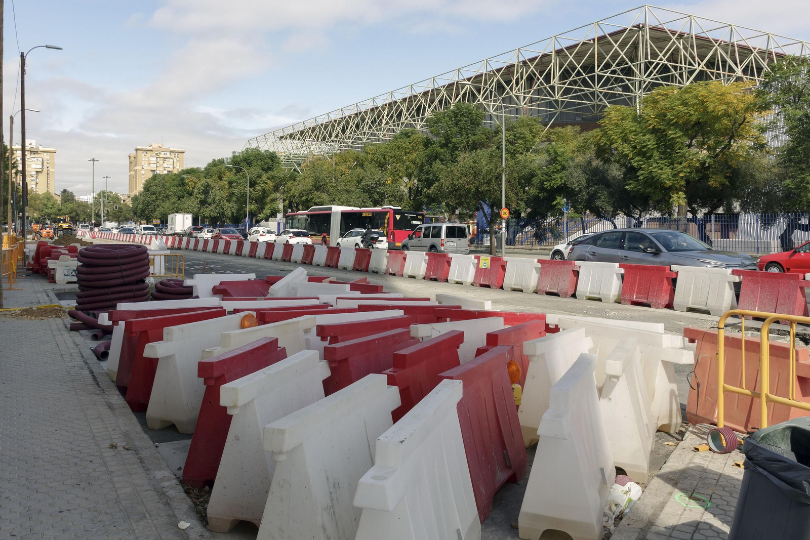 Obras de la construcción del carril del tranvibus que conectará Santa Justa, Sevilla Este y Torreblanca