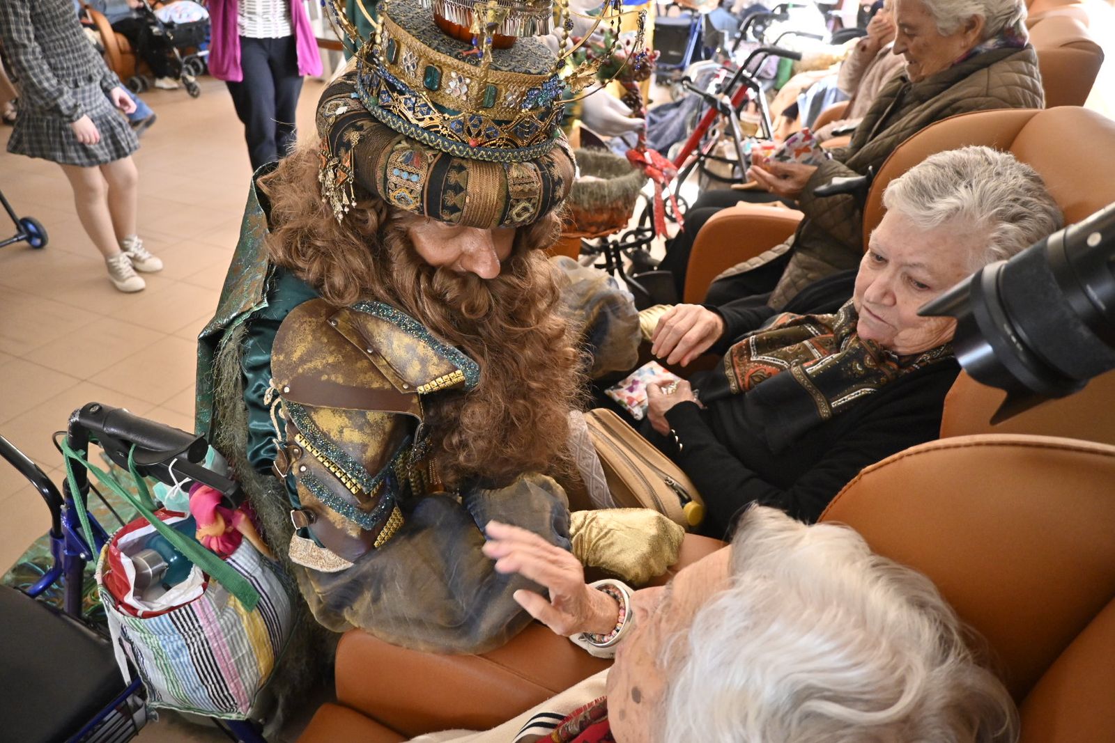 Recorrido fotográfico de los Reyes Magos por el hospital y los centros de mayores en la mañana del 5 de enero en Huelva
