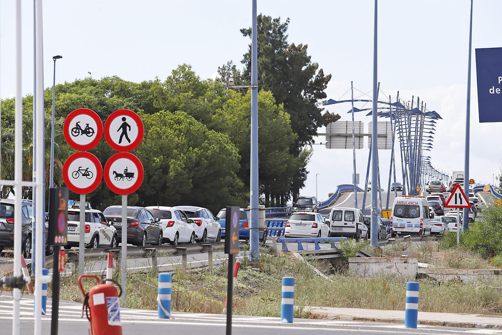 Retenciones y atascos ocasionados por el inicio de las obras del puente del Odiel