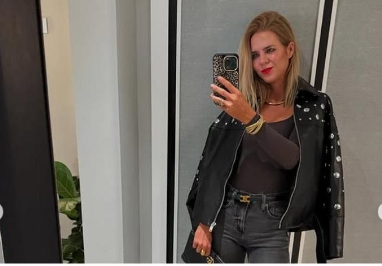 Negros y con tachuelas, los vaqueros efecto tipazo de Zara para modernizar un look con bomber de piel.