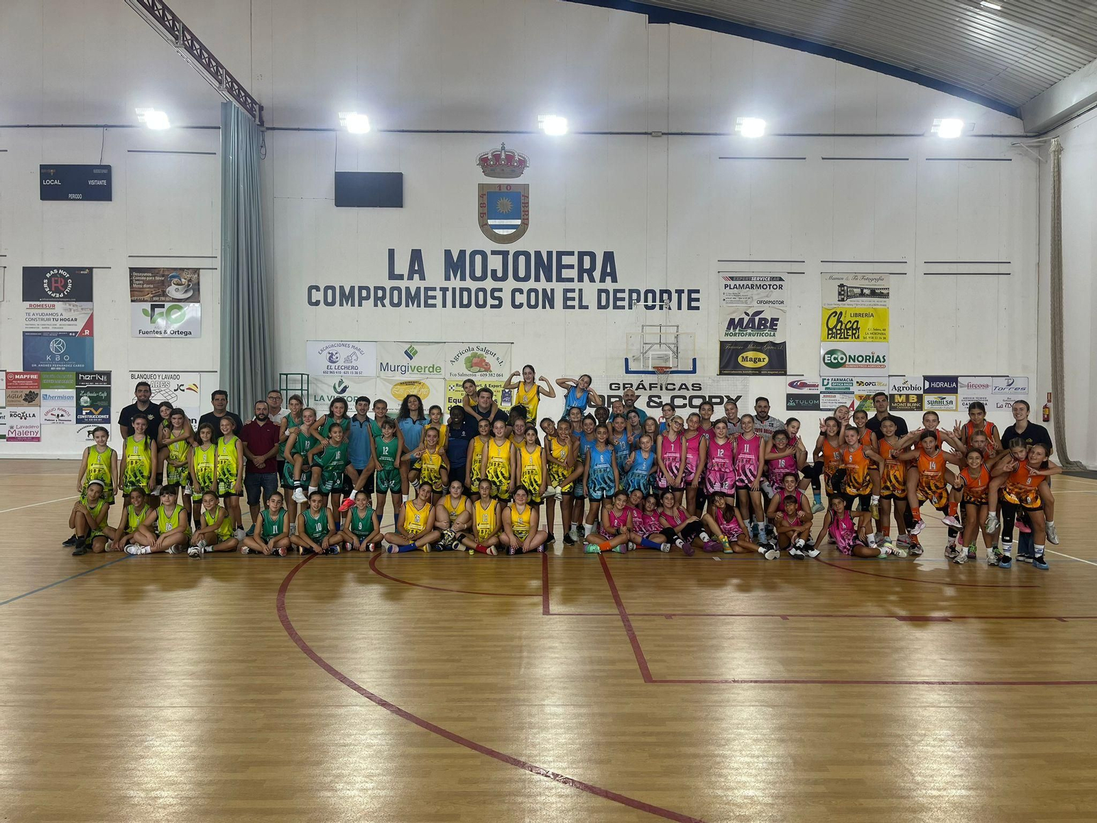 Foto grupal con los distintos equipos participantes al término de la competición celebrada en la localidad almeriense de La Mojonera.