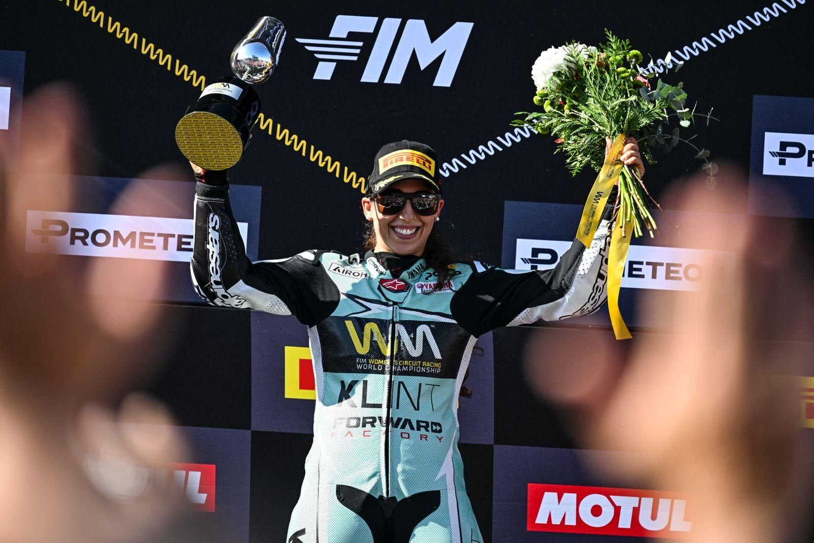 María Herrera celebra su victoria en la Carrera 1 del Mundial femenino.