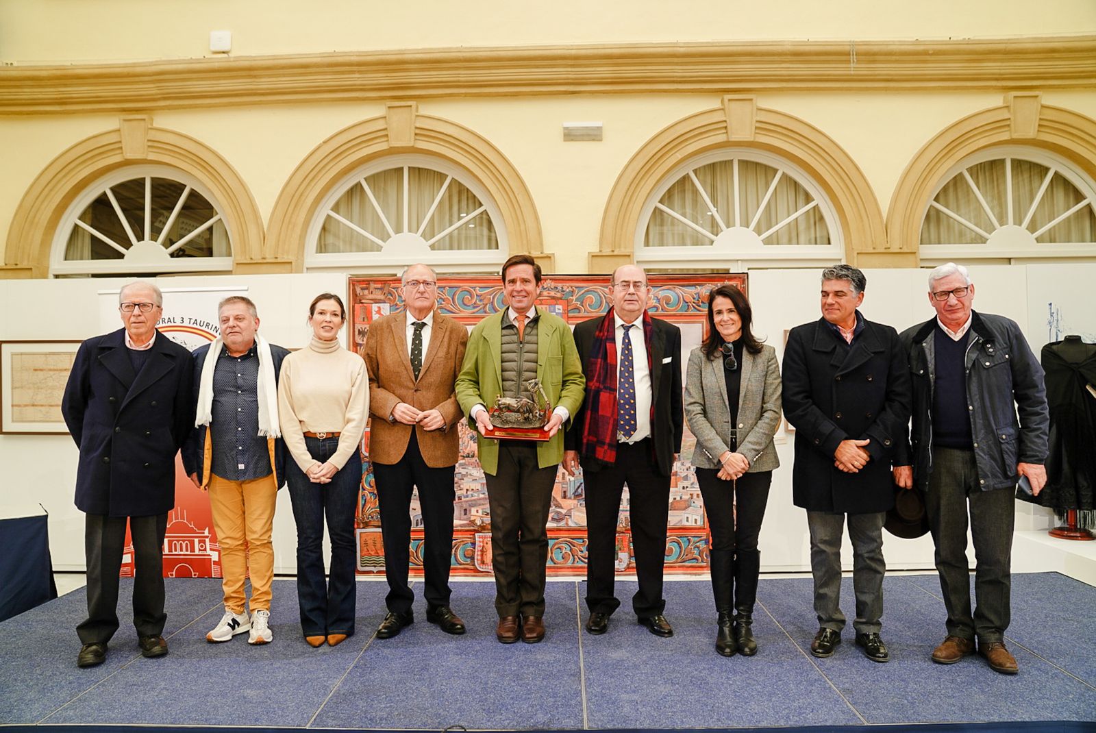 Dávila Miura con su premio junto a miembros de la Directiva de 3 Taurinos 3.
