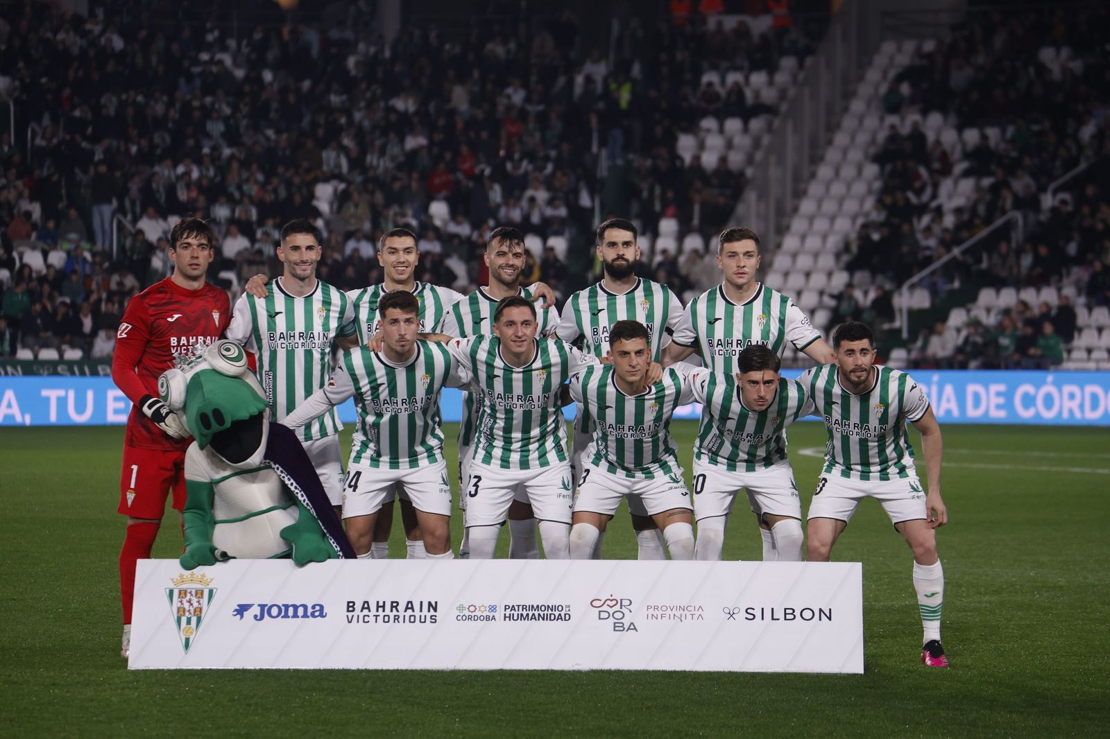 Formación inicial del Córdoba CF ante el Burgos.