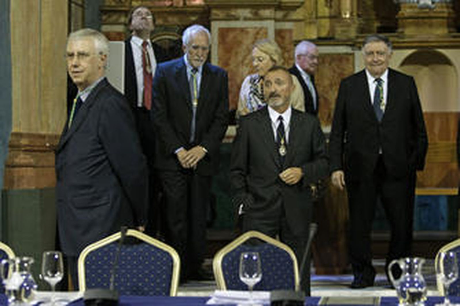 Los académicos de la RAE, con Pérez-Reverte en el centro, ayer en el Oratorio. /Julio González