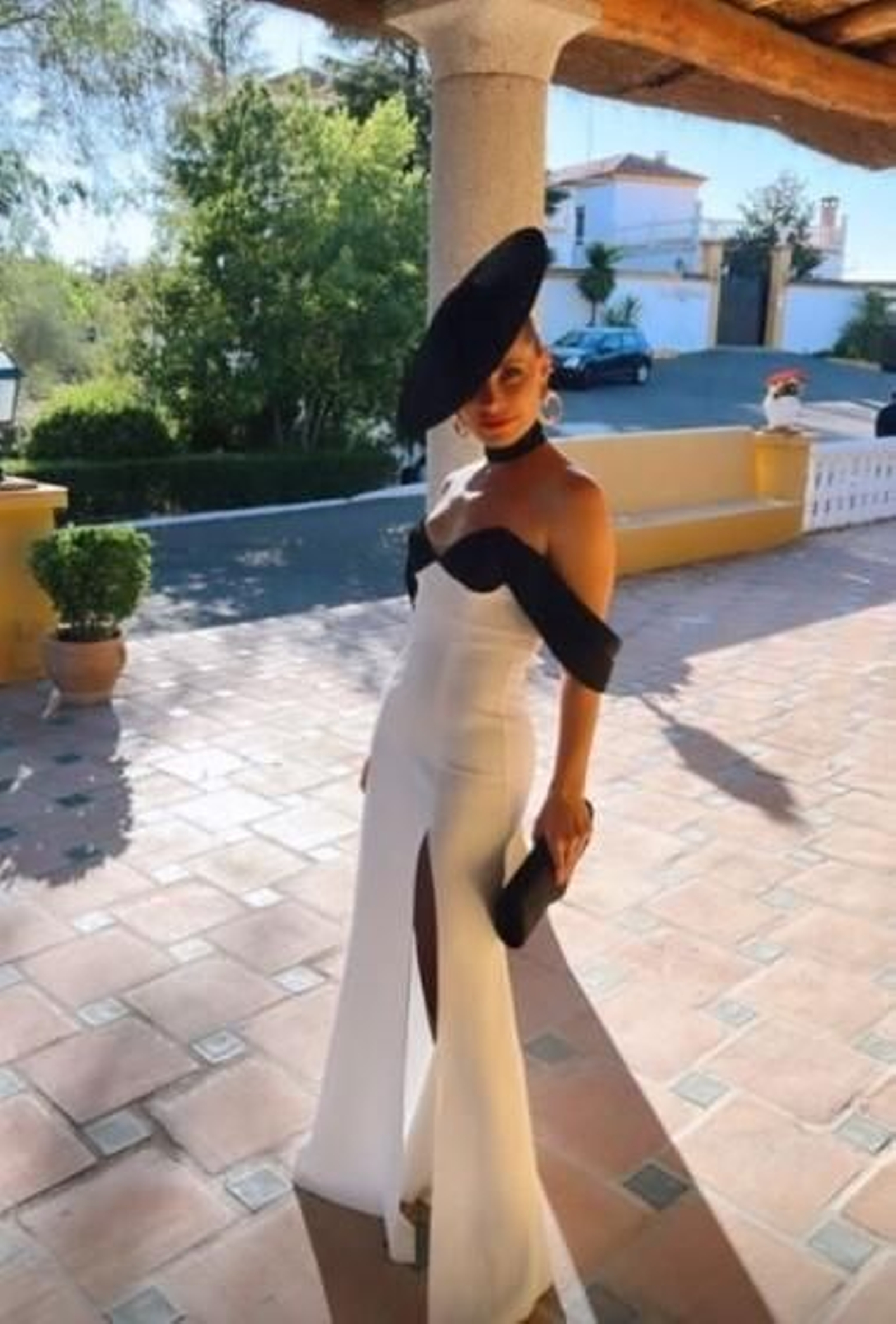 Soraya estaba espectacular con un modelo bicolor  con escote bandeau