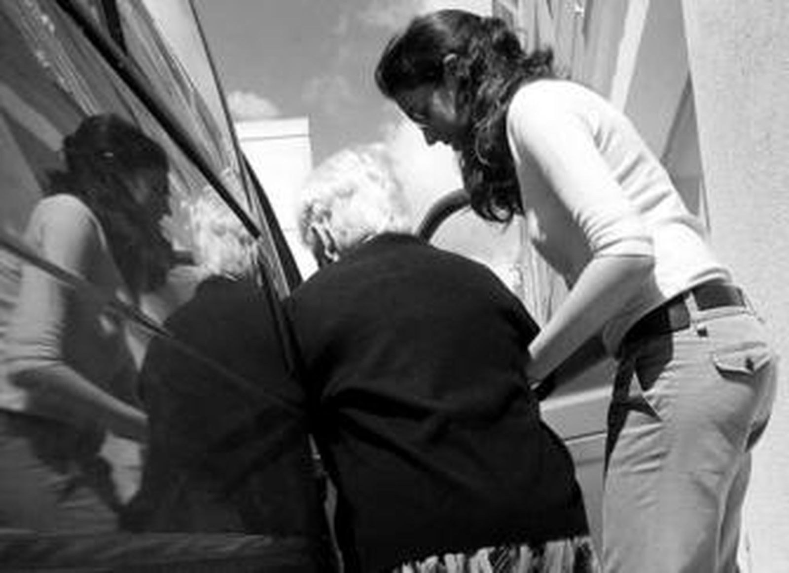 Las personas mayores que necesitan del cuidado no profesional de familiares o de terceras personas es uno de los colectivos beneficiarios de la Ley.