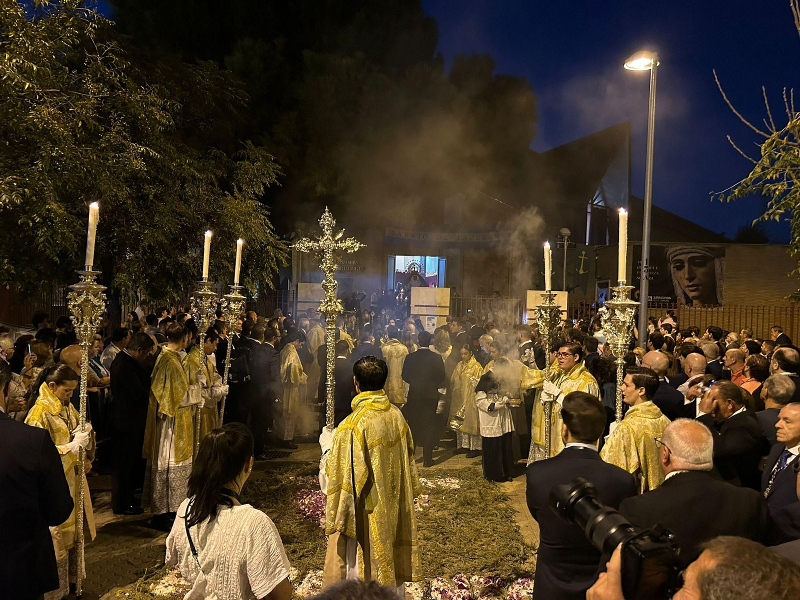 Salida de la Esperanza de Triana de la Parroquia de Jesús Obrero