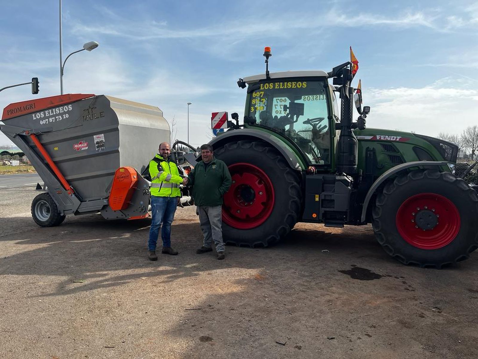 Magnon entrega maquinaria al sector agrícola.