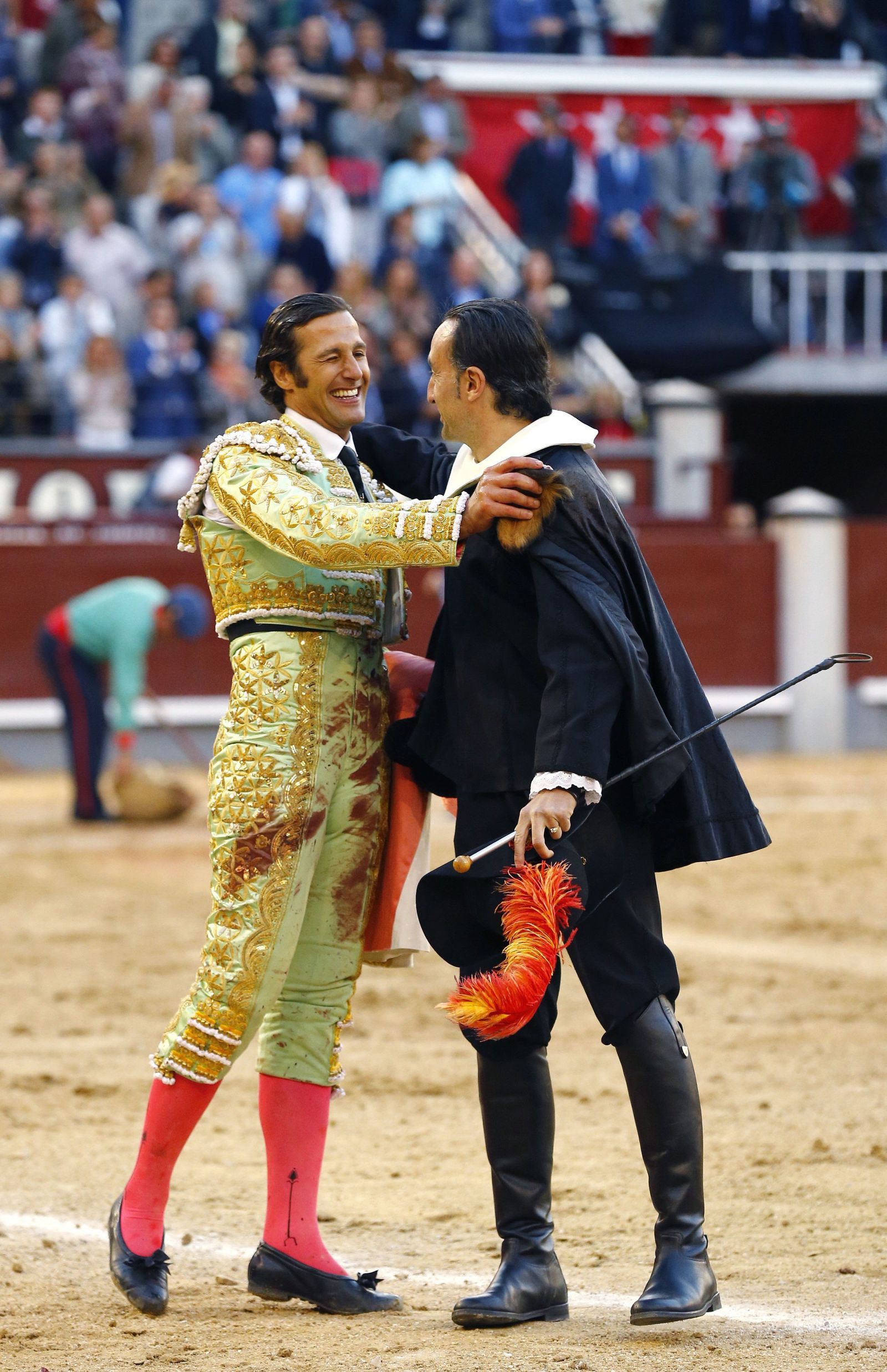 David Mora recibe del alguacilillo una oreja del sexto toro, con protestas.